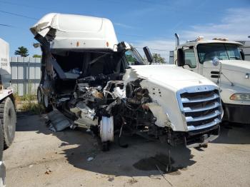  Salvage Freightliner Cascadia 1