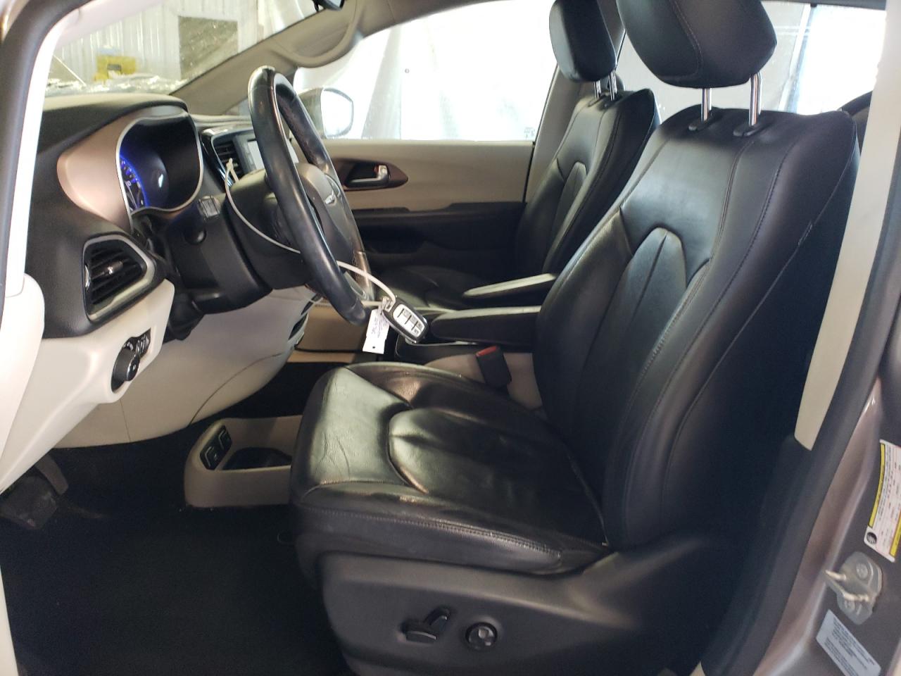 Chrysler Pacifica Touring L Image 10