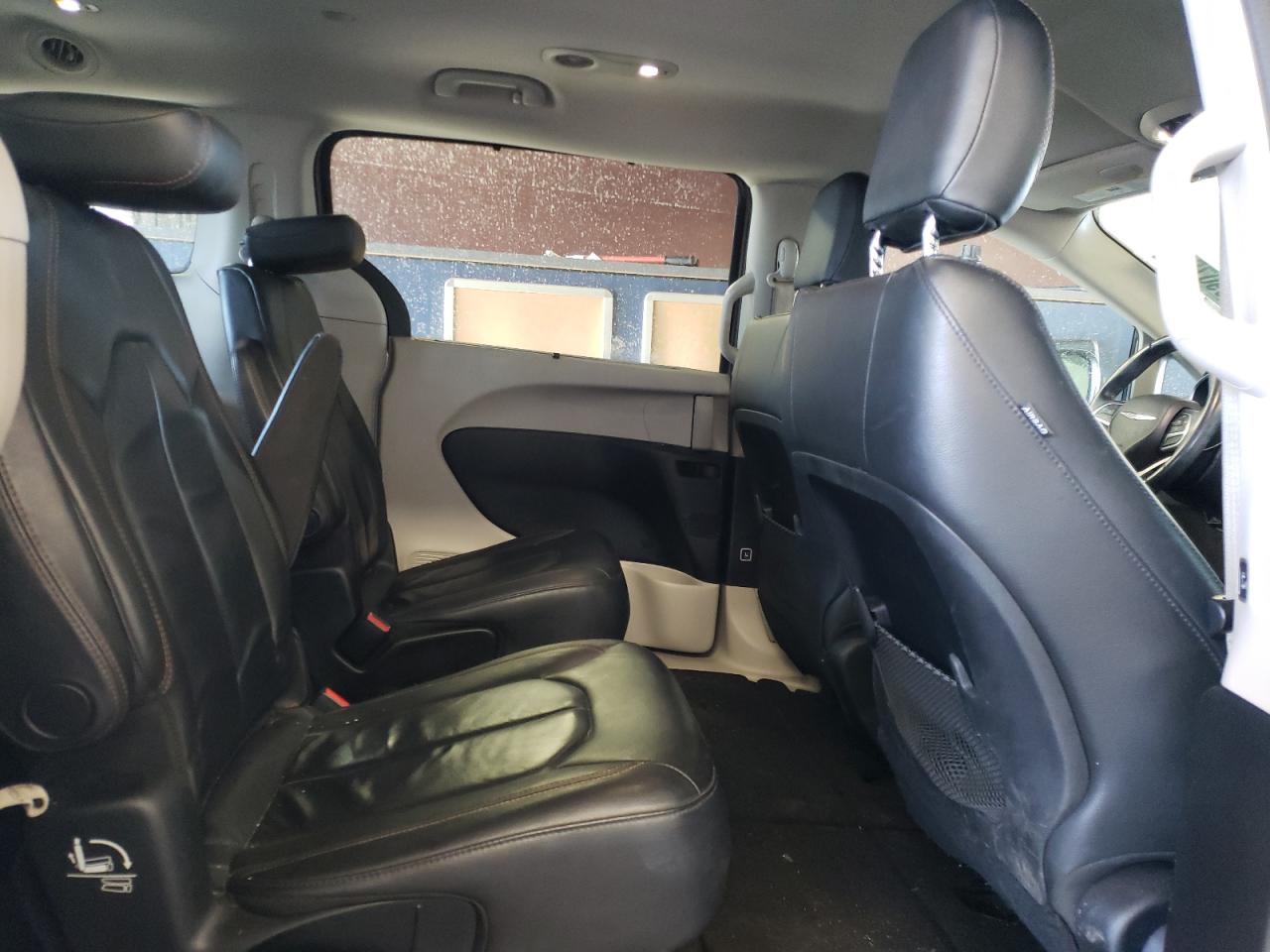 Chrysler Pacifica Touring L Image 13