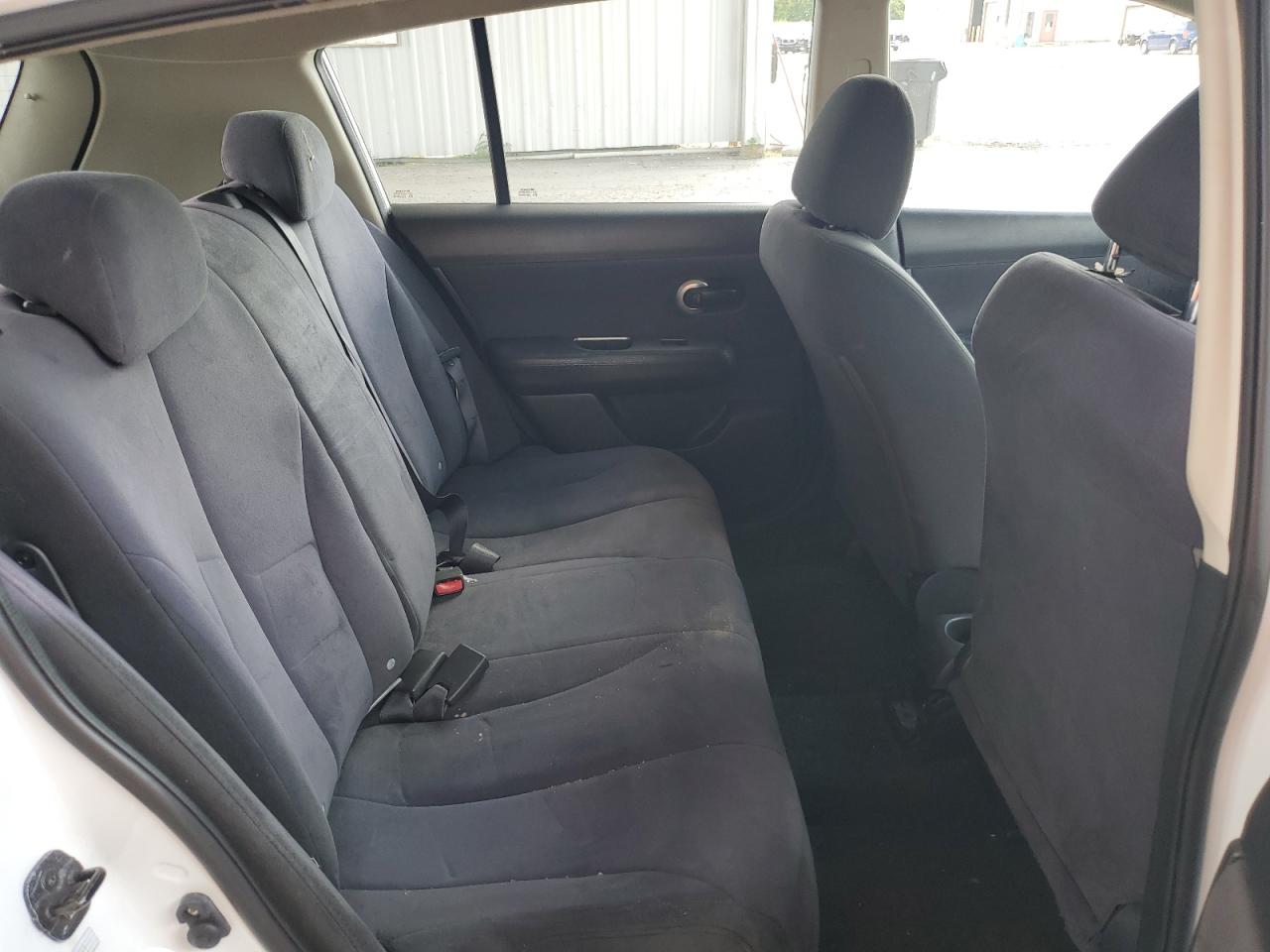 Nissan Versa S Image 11