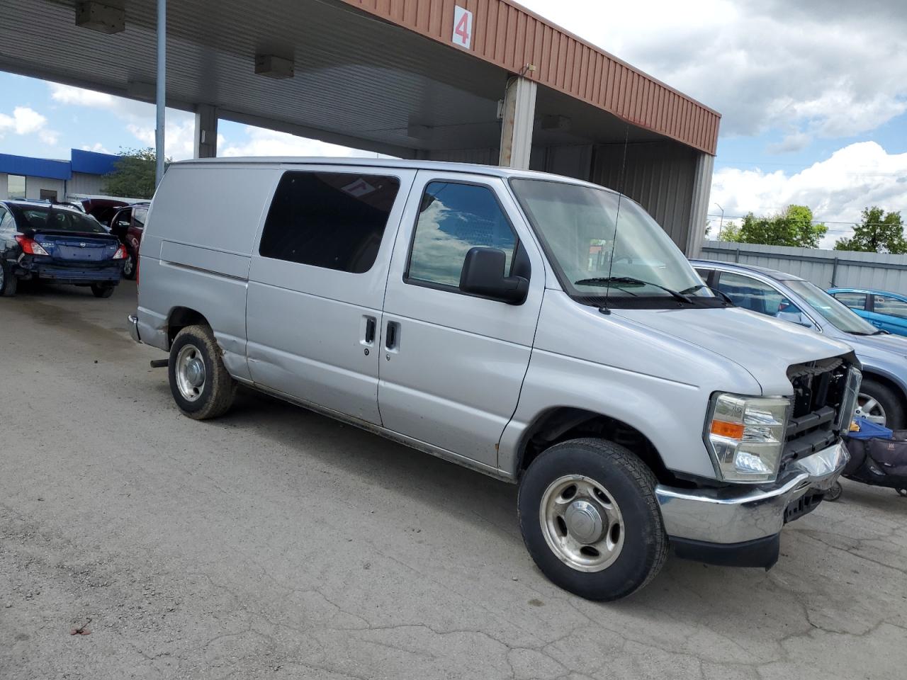Ford Econoline E150 Van Image 3
