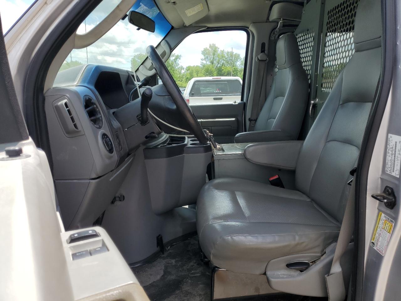 Ford Econoline E150 Van Image 4