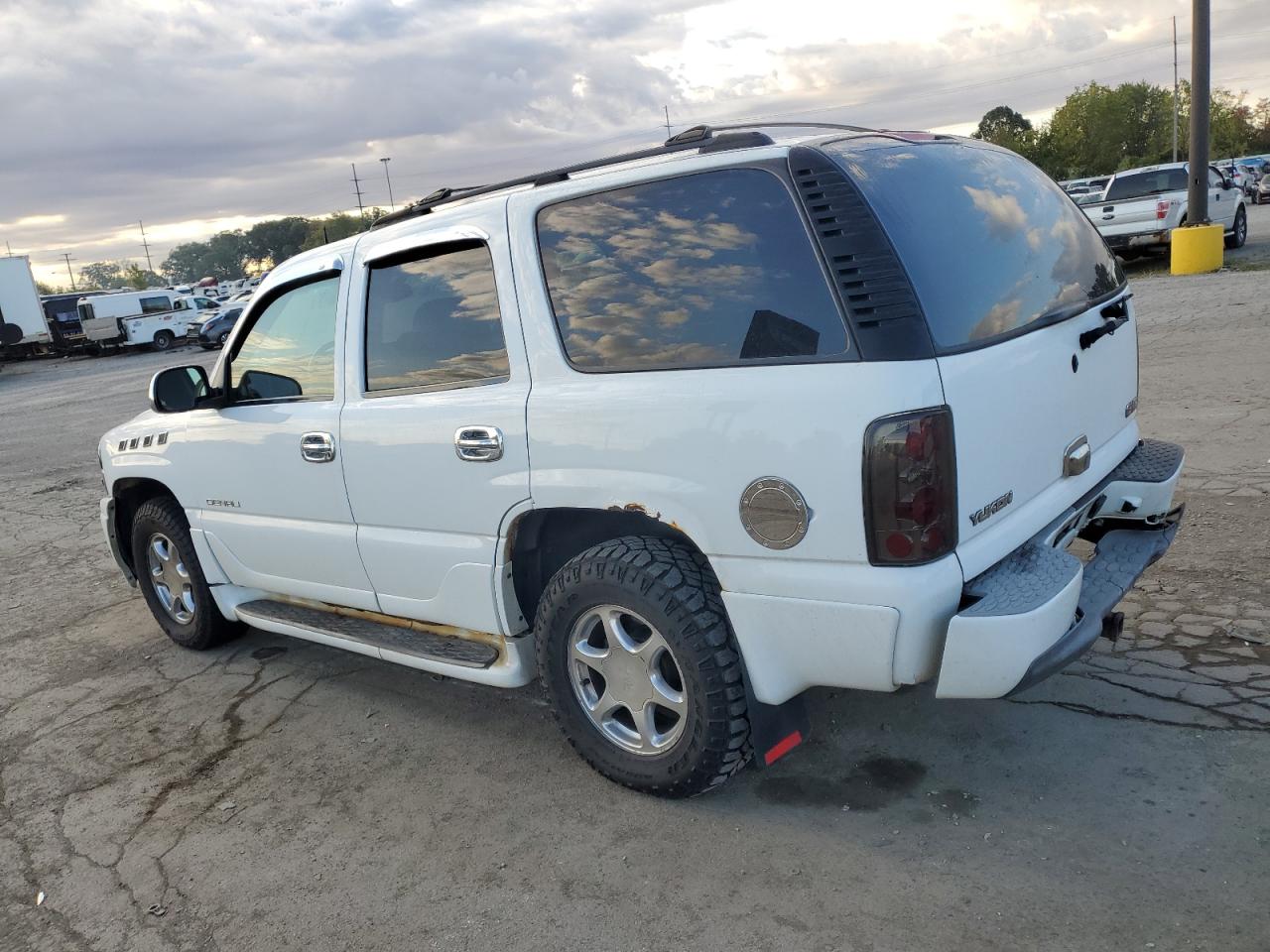 GMC Yukon Denali Image 2
