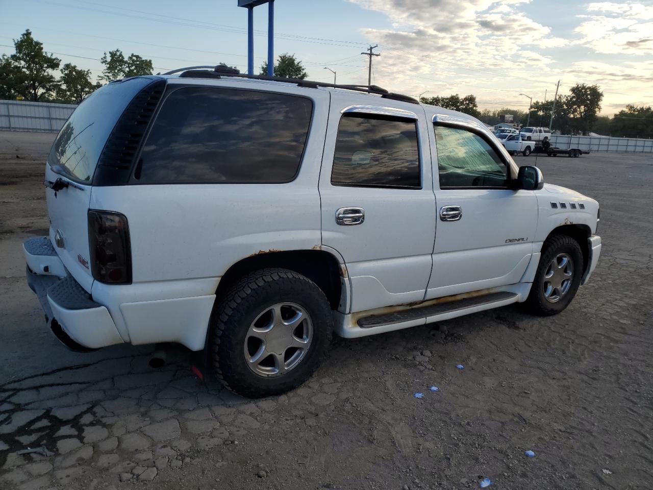 GMC Yukon Denali Image 3