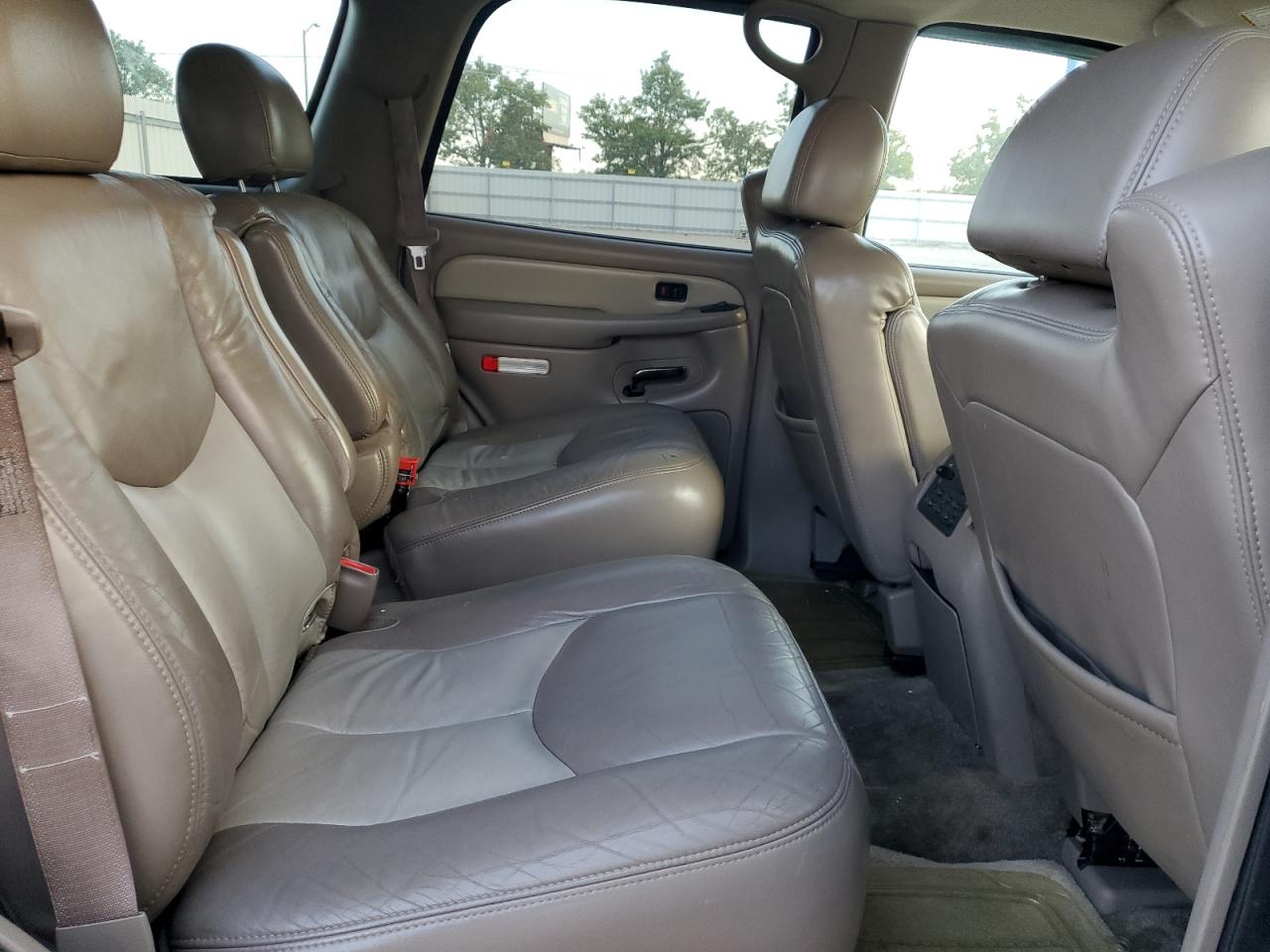 GMC Yukon Denali Image 10