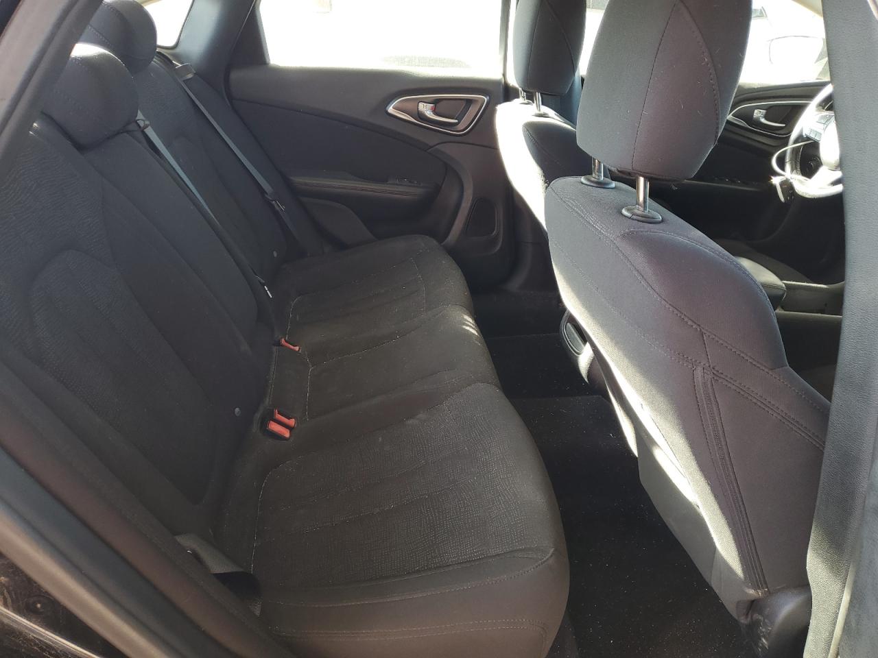 Chrysler 200 Limited Image 12