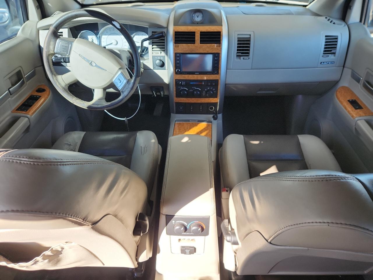 Chrysler Aspen Limited Image 6