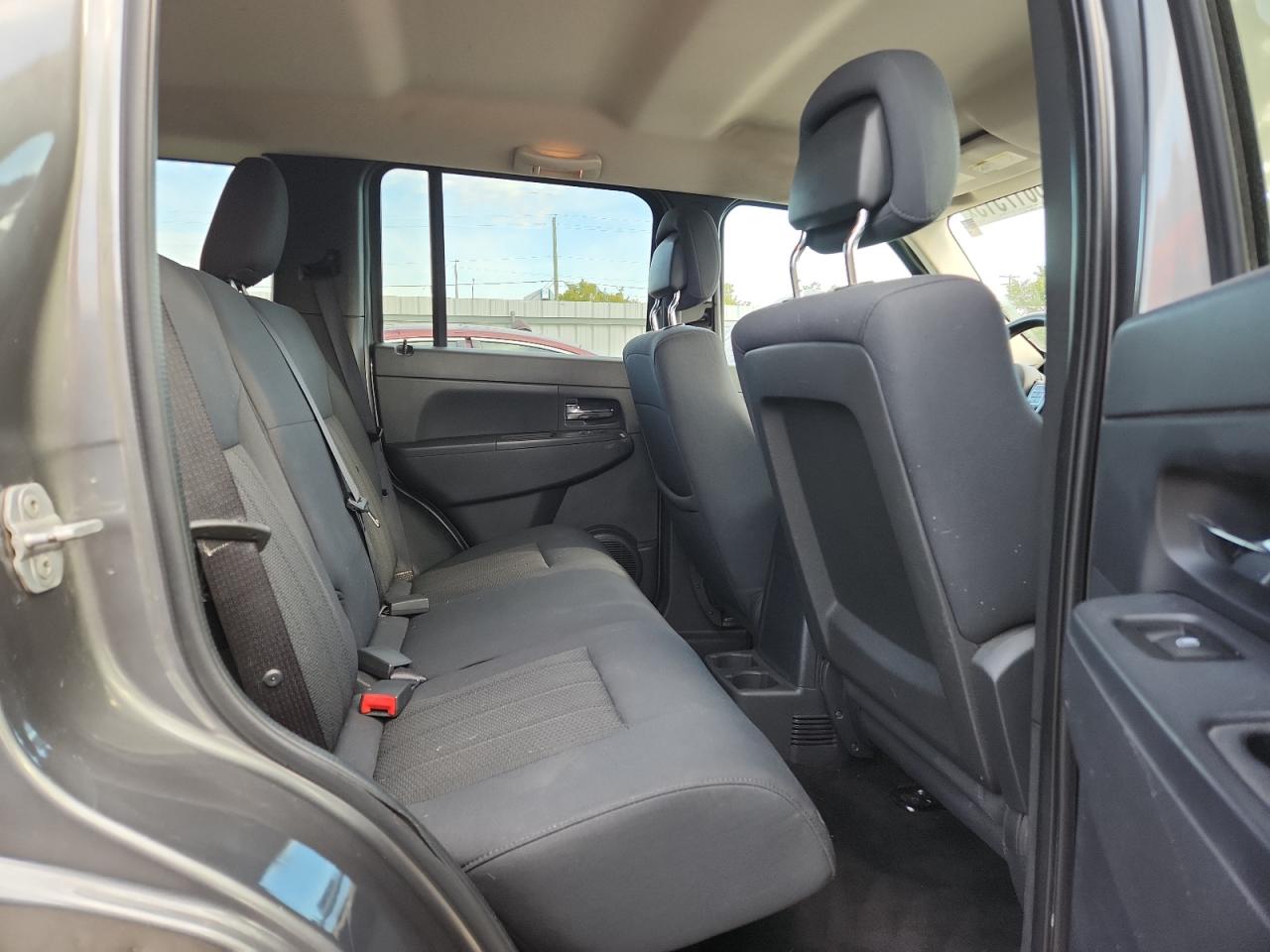 Jeep Liberty Sport Image 8