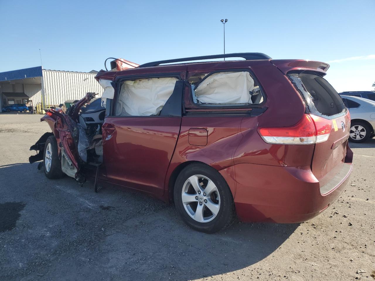 Toyota Sienna Le Image 2