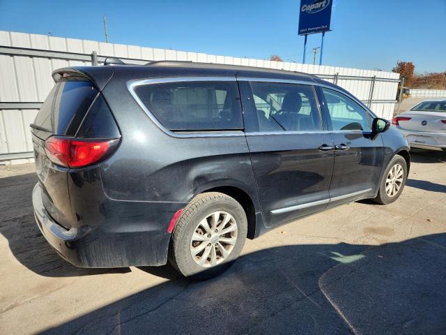 Chrysler Pacifica Touring L Image 7