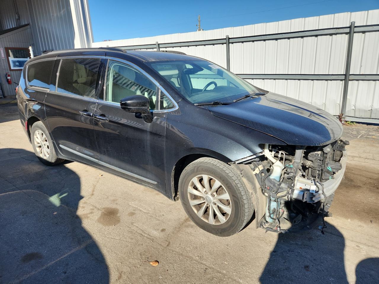 Chrysler Pacifica Touring L Image 11