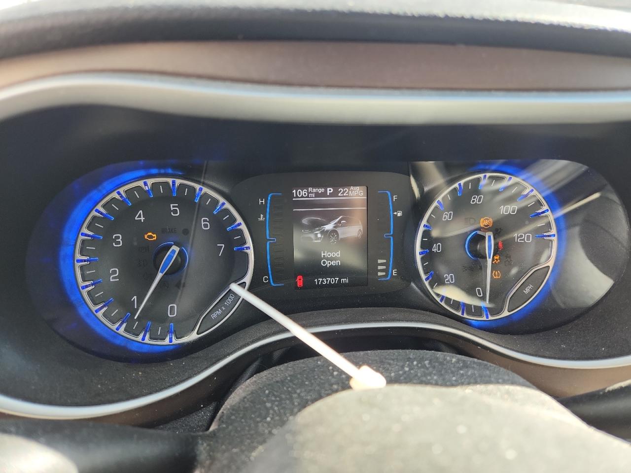 Chrysler Pacifica Touring L Image 2