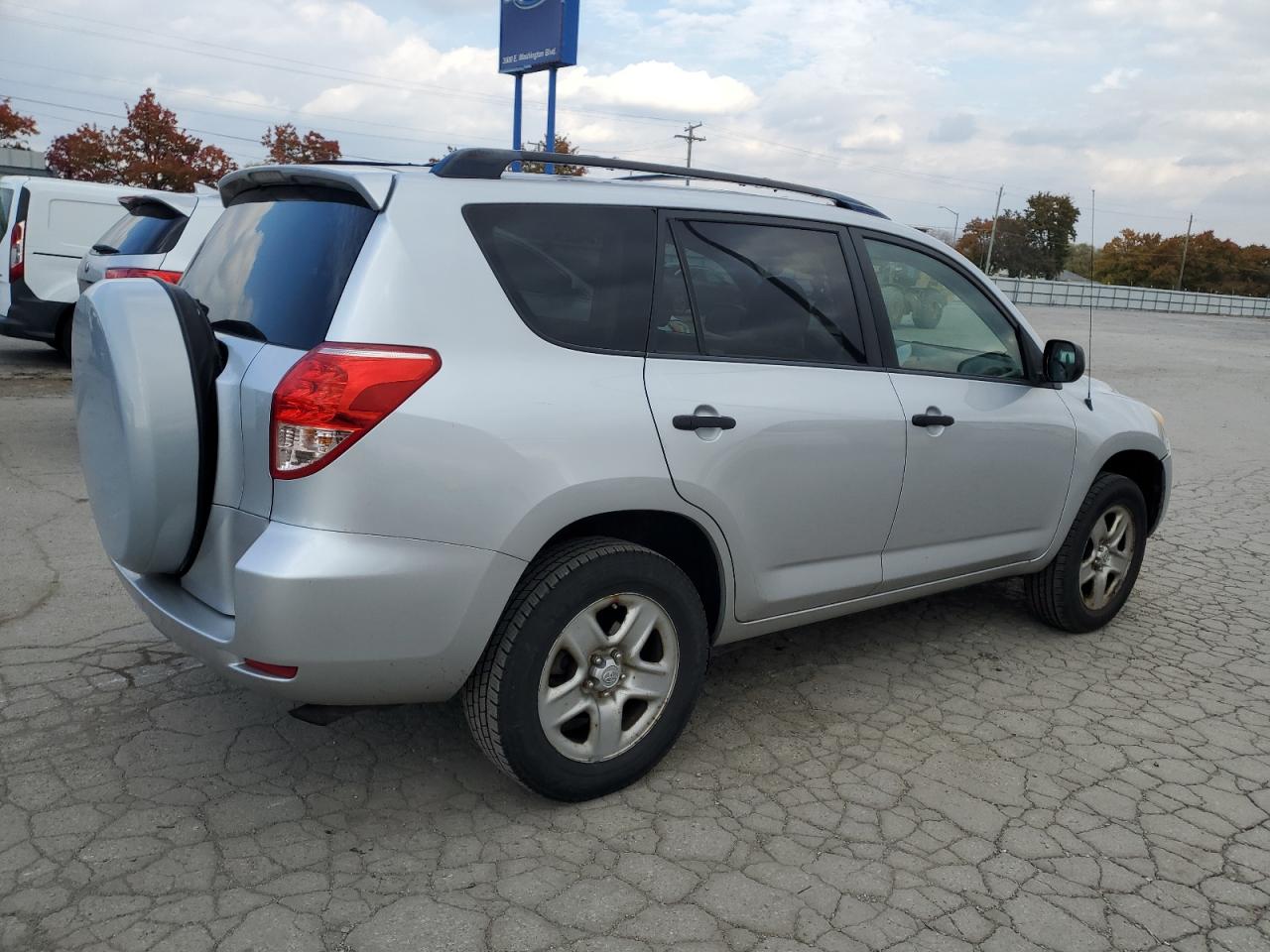 Toyota RAV4 Image 2