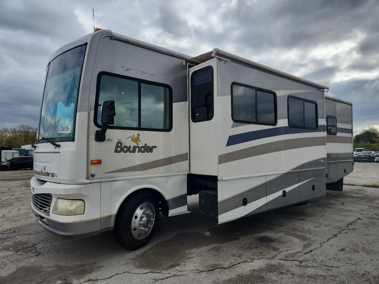 Ford F-550 Super Duty Stripped Chassis Image 2