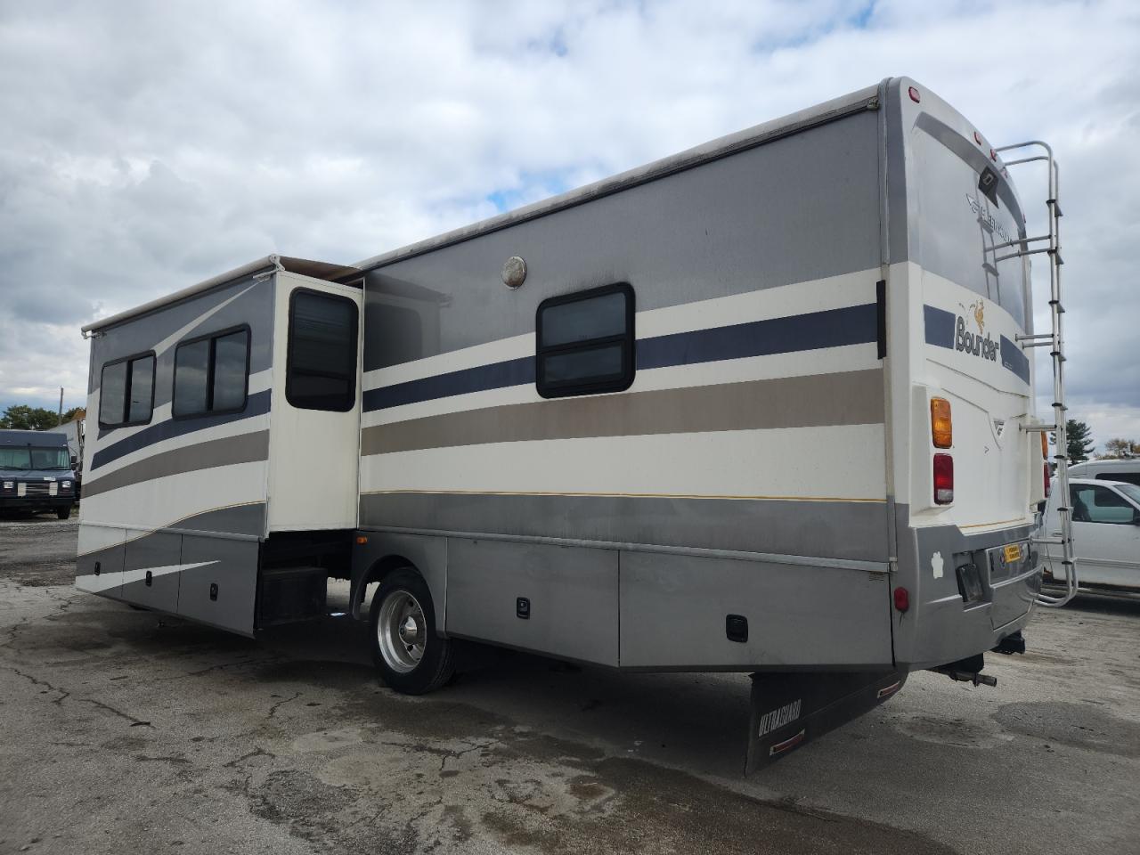 Ford F-550 Super Duty Stripped Chassis Image 10