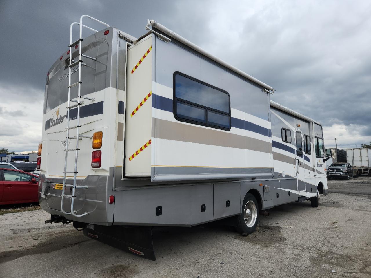 Ford F-550 Super Duty Stripped Chassis Image 8