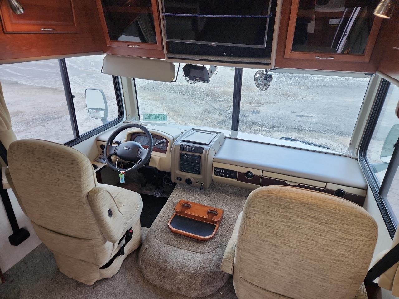 Ford F-550 Super Duty Stripped Chassis Image 9