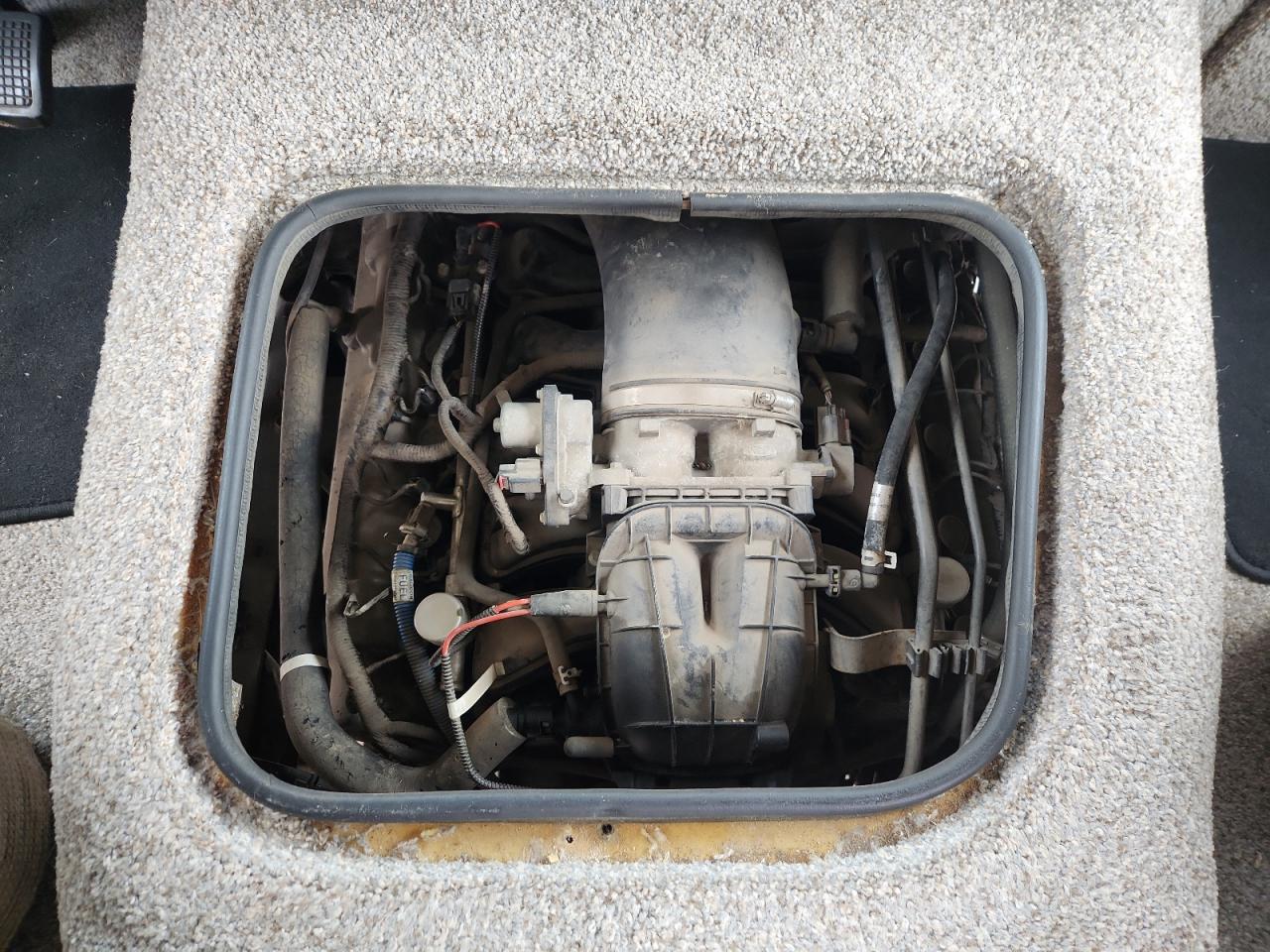 Ford F-550 Super Duty Stripped Chassis Image 6