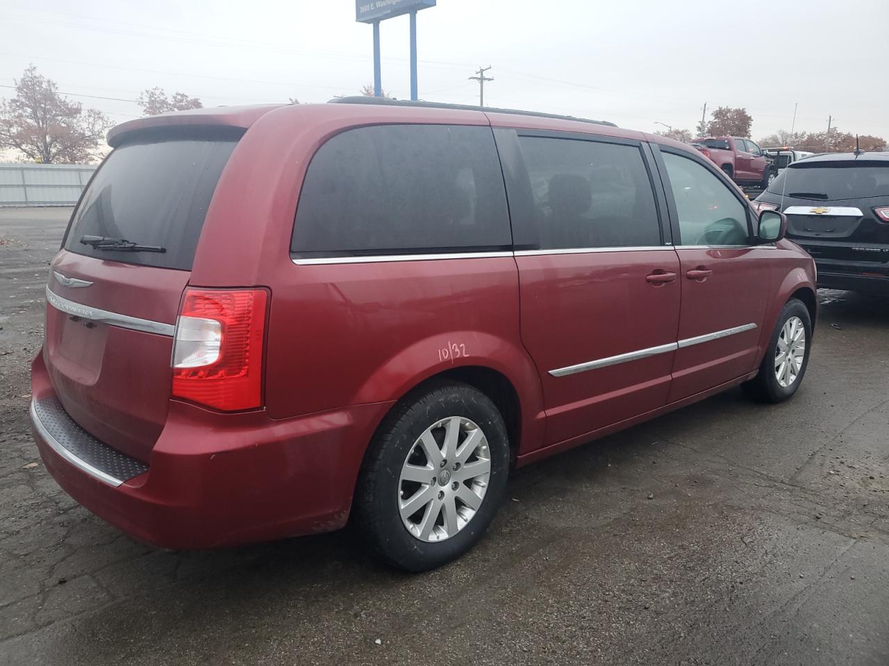 Chrysler Minivan Touring Image 2