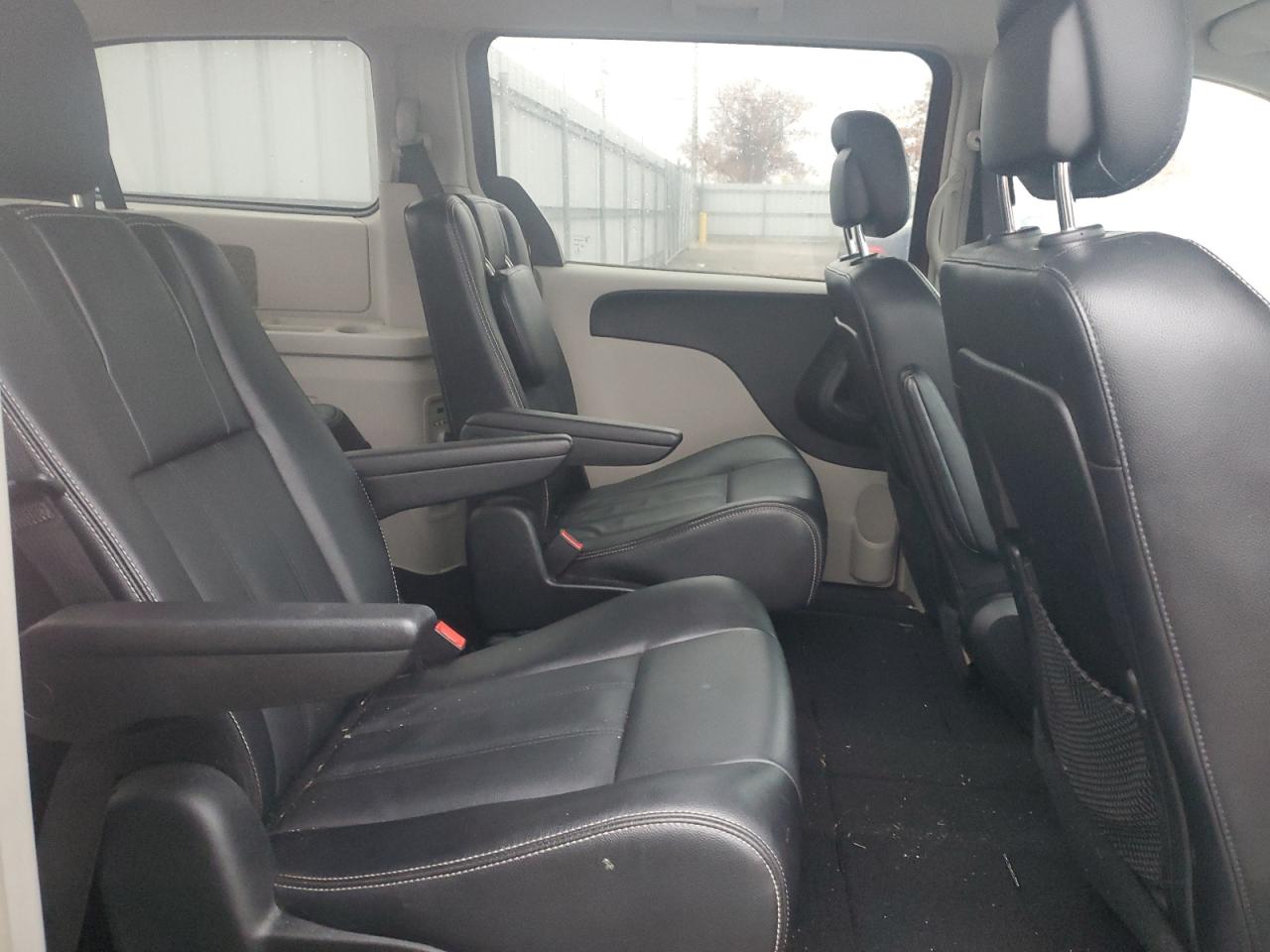 Chrysler Minivan Touring Image 11