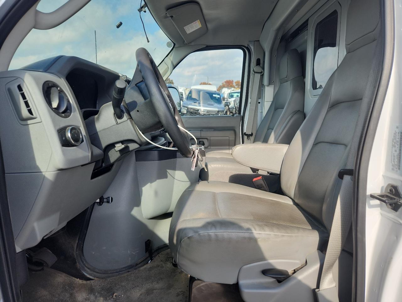 Ford Econoline E350 Super Duty Cutaway Van Image 13