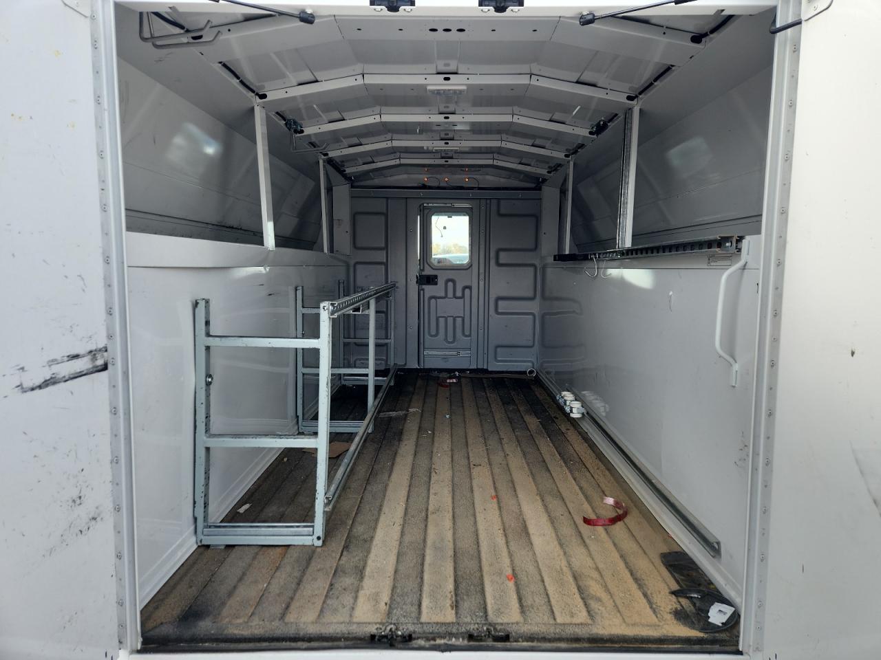 Ford Econoline E350 Super Duty Cutaway Van Image 6