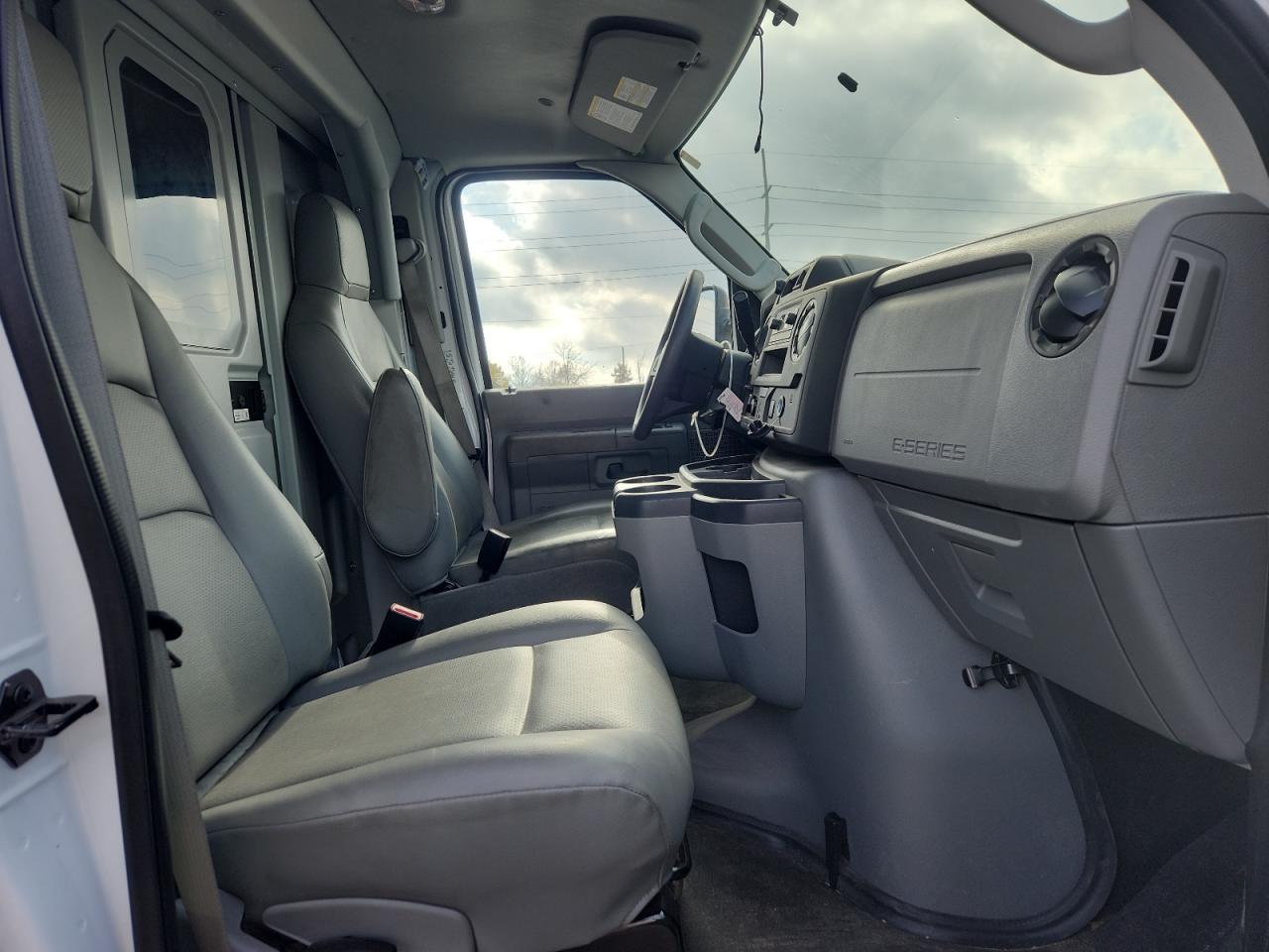 Ford Econoline E350 Super Duty Cutaway Van Image 4