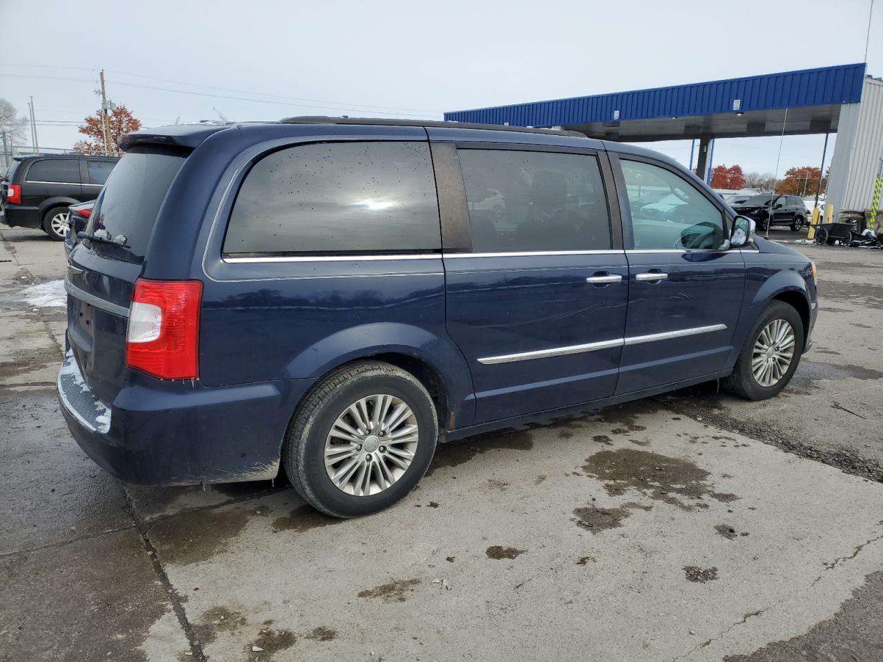 Chrysler Minivan Touring L Image 3