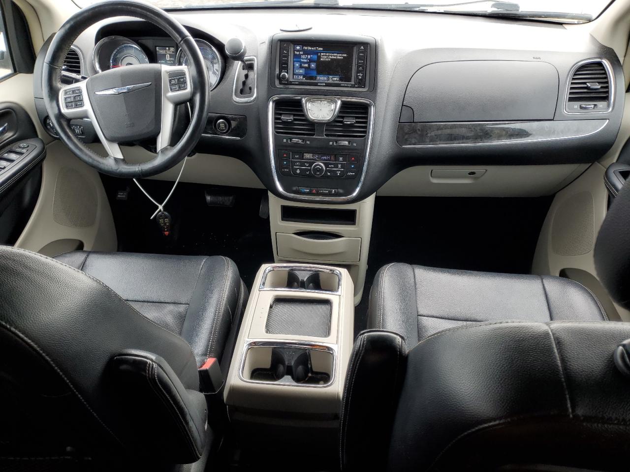 Chrysler Minivan Touring L Image 7