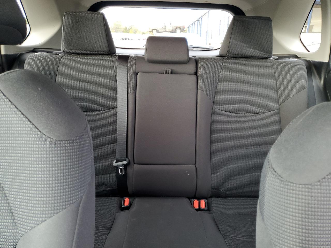 Toyota RAV4 Le Image 8