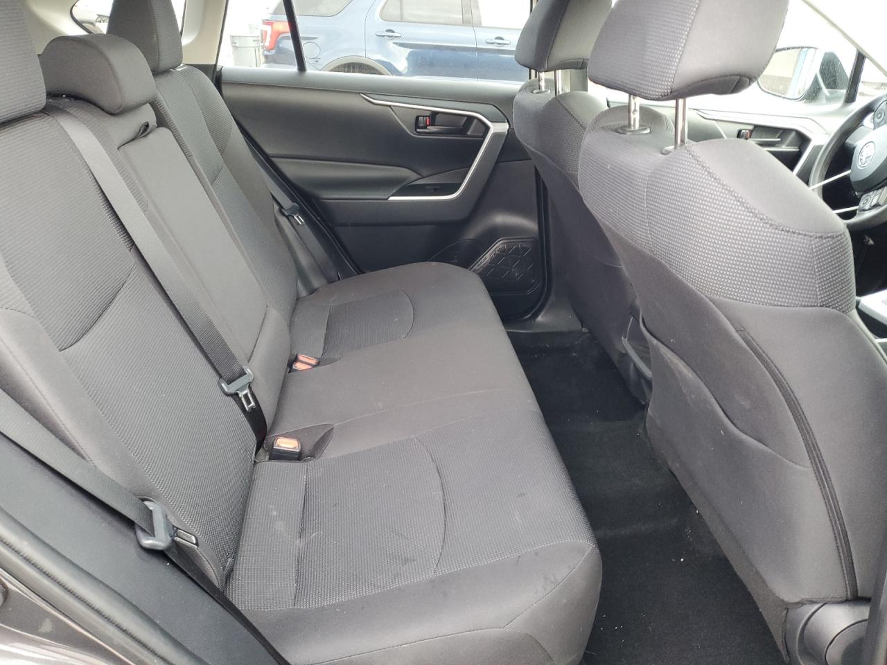 Toyota RAV4 Le Image 10