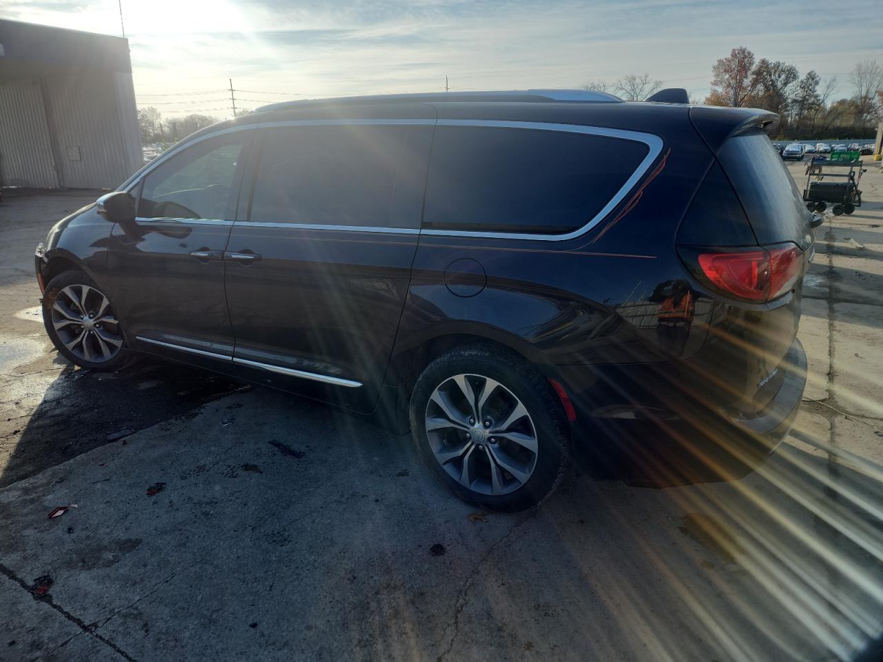 Chrysler Pacifica Limited Image 10