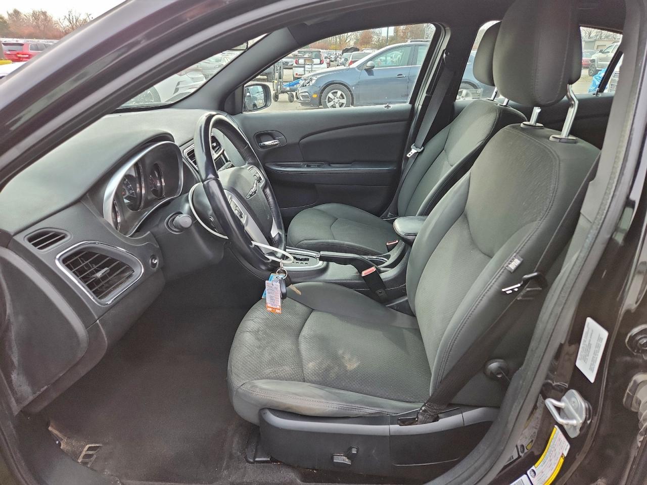 Chrysler 200 Touring Image 4