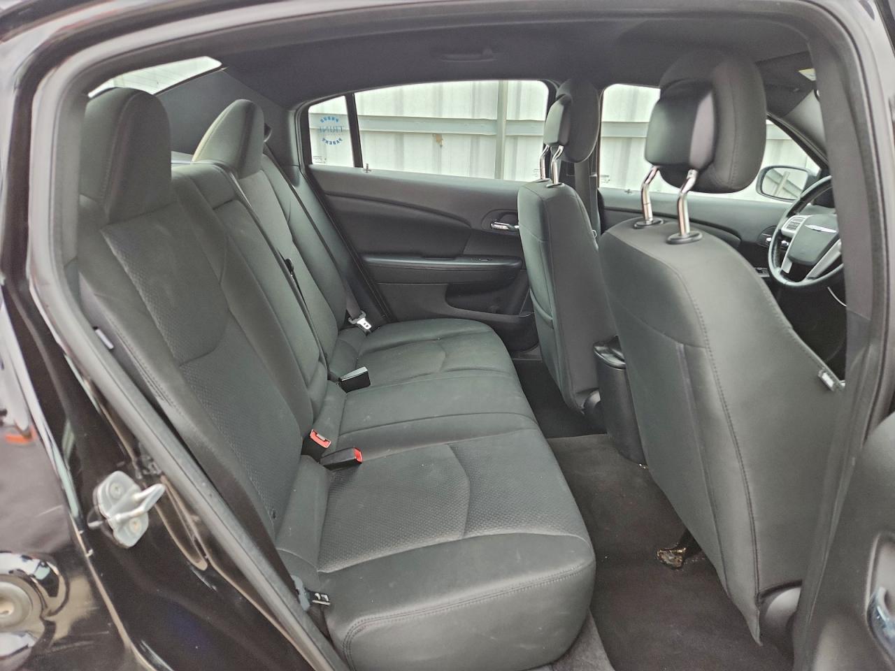 Chrysler 200 Touring Image 6