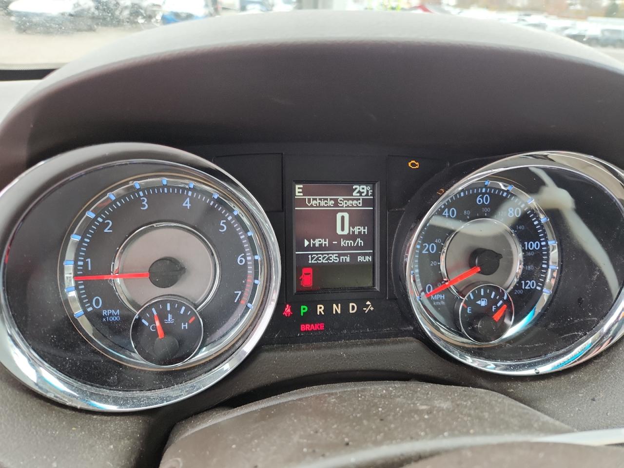 Chrysler Minivan Touring Image 7