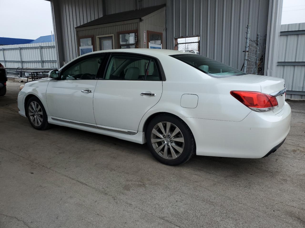 Toyota Avalon Base Image 5