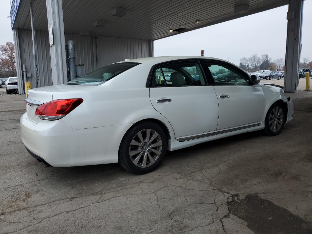 Toyota Avalon Base Image 10