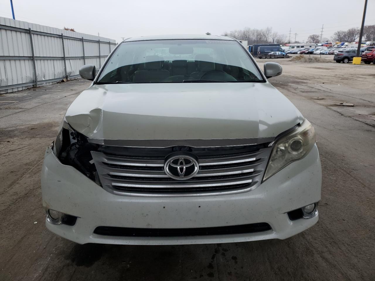 Toyota Avalon Base Image 8