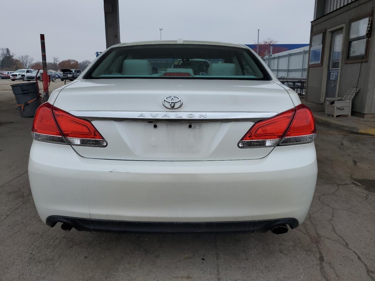 Toyota Avalon Base Image 2