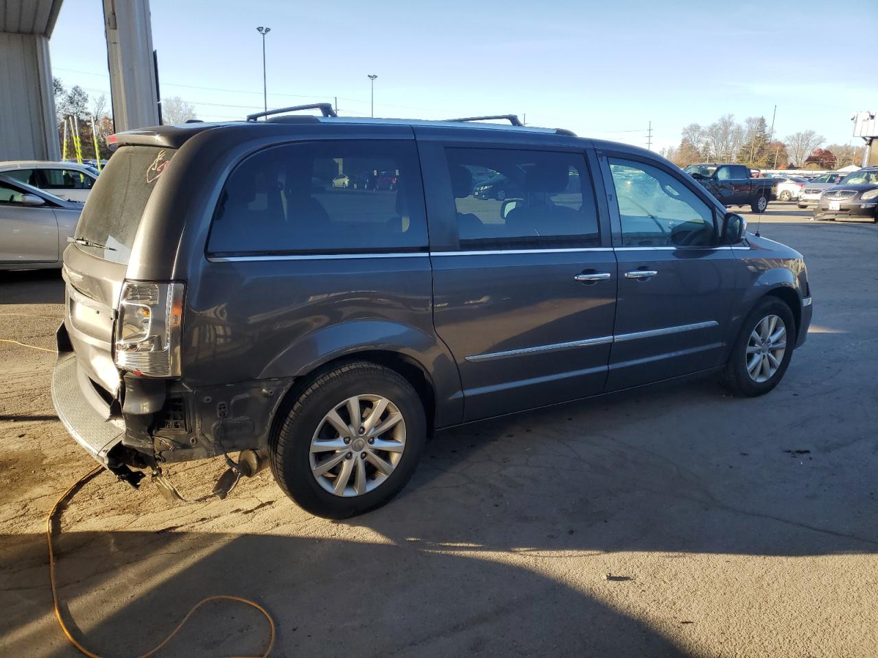 Chrysler Minivan Limited Platinum Image 2