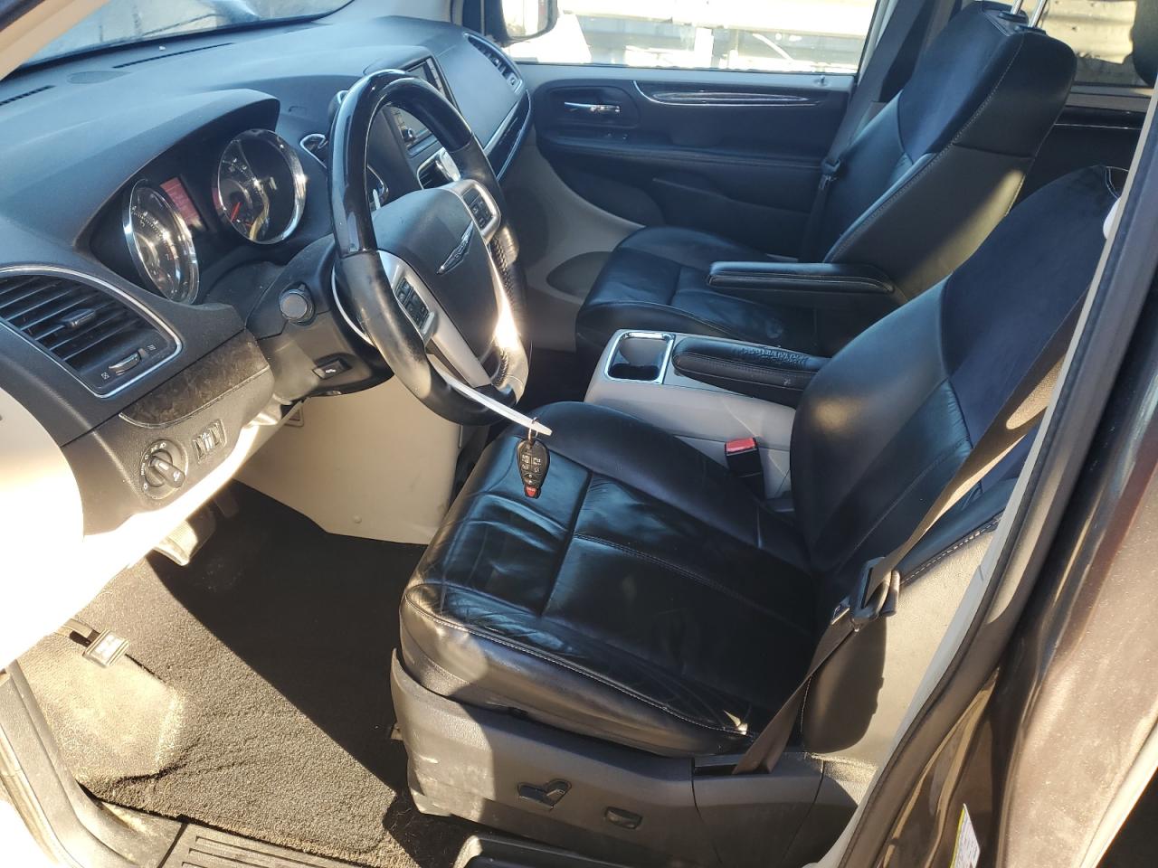 Chrysler Minivan Limited Platinum Image 6