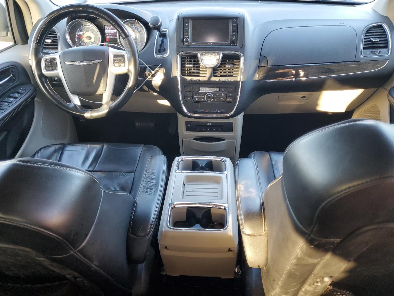 Chrysler Minivan Limited Platinum Image 8