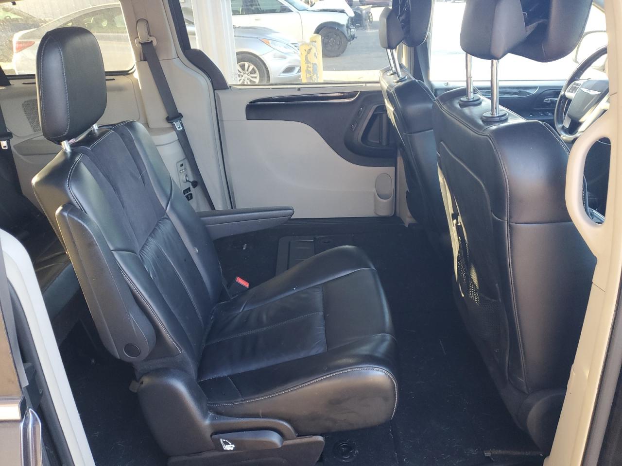 Chrysler Minivan Limited Platinum Image 9