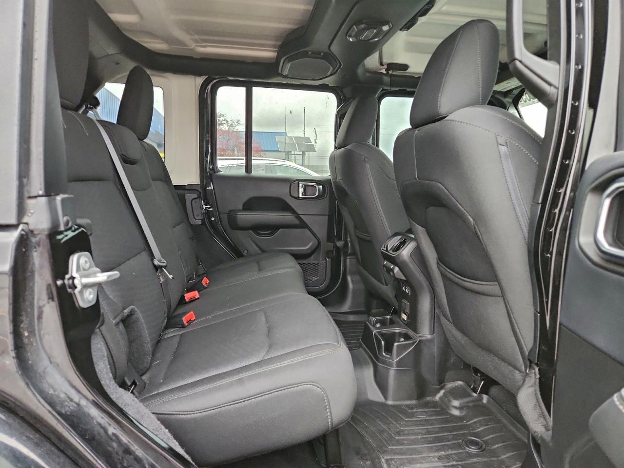 Jeep Wrangler Sahara Image 6