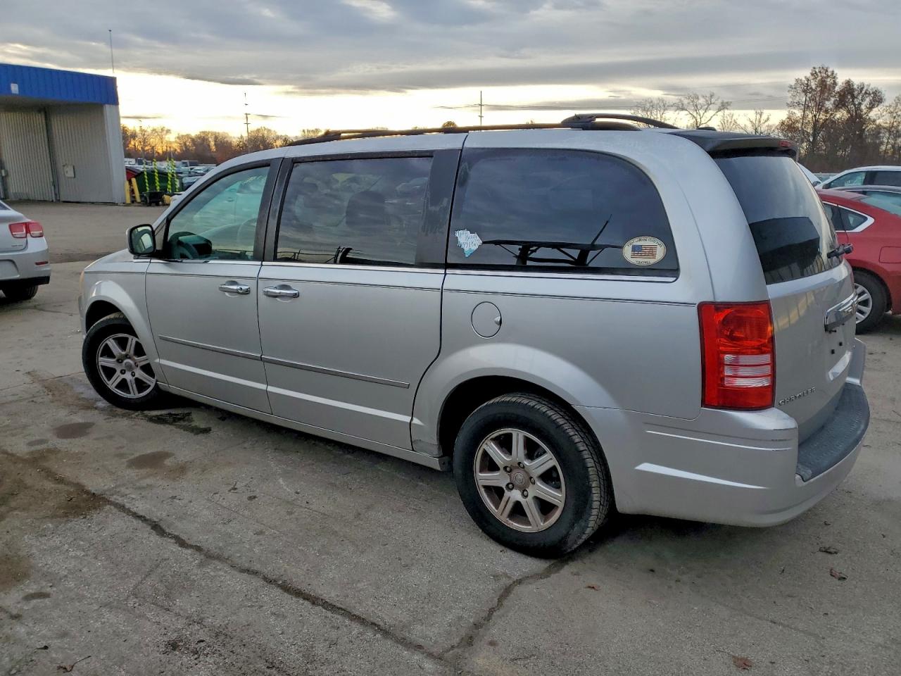 Chrysler Minivan Touring Image 9
