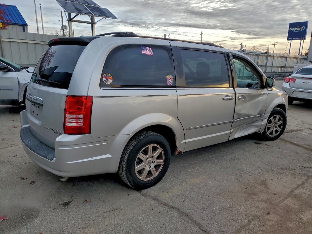 Chrysler Minivan Touring Image 2