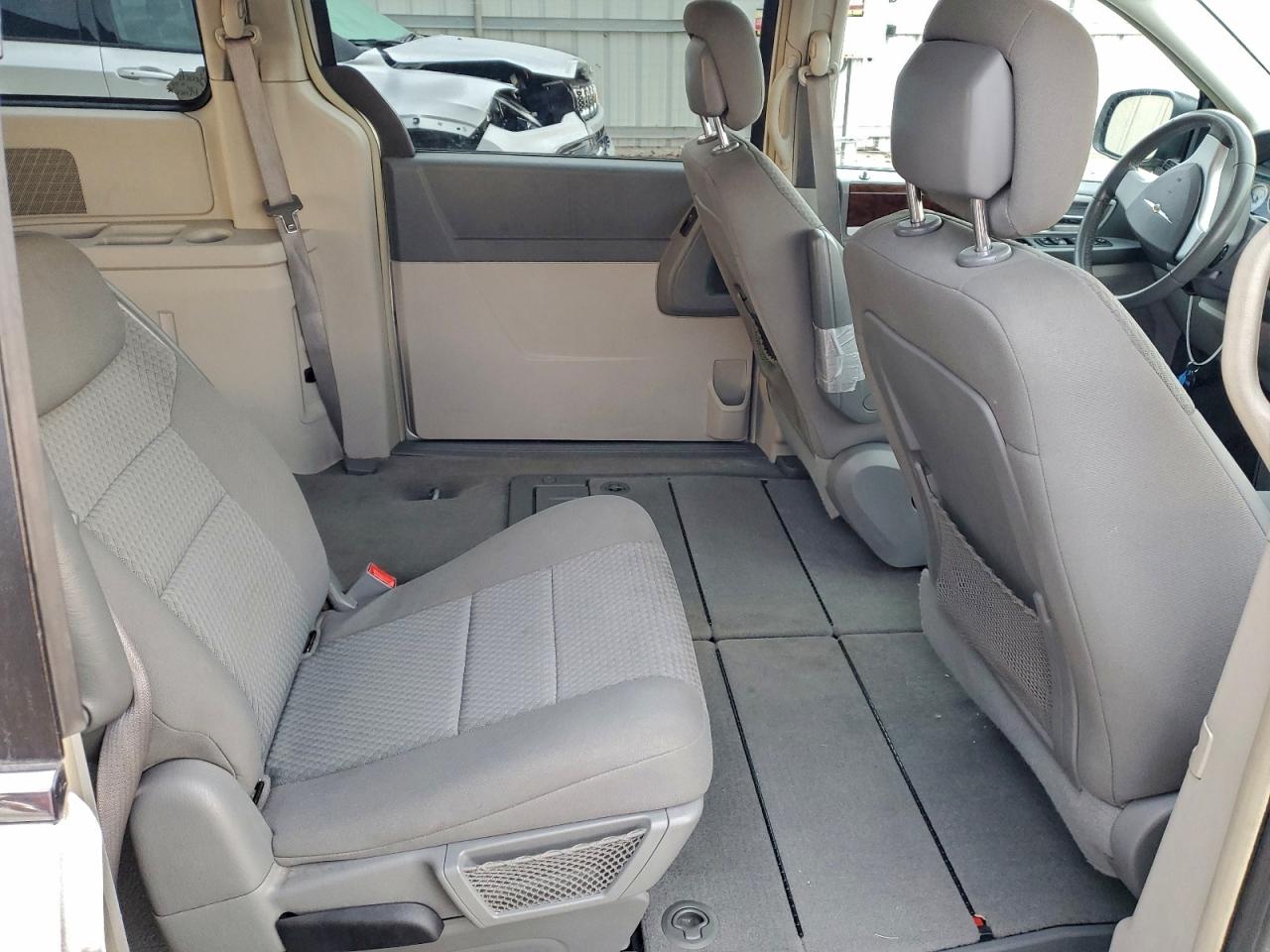 Chrysler Minivan Touring Image 5