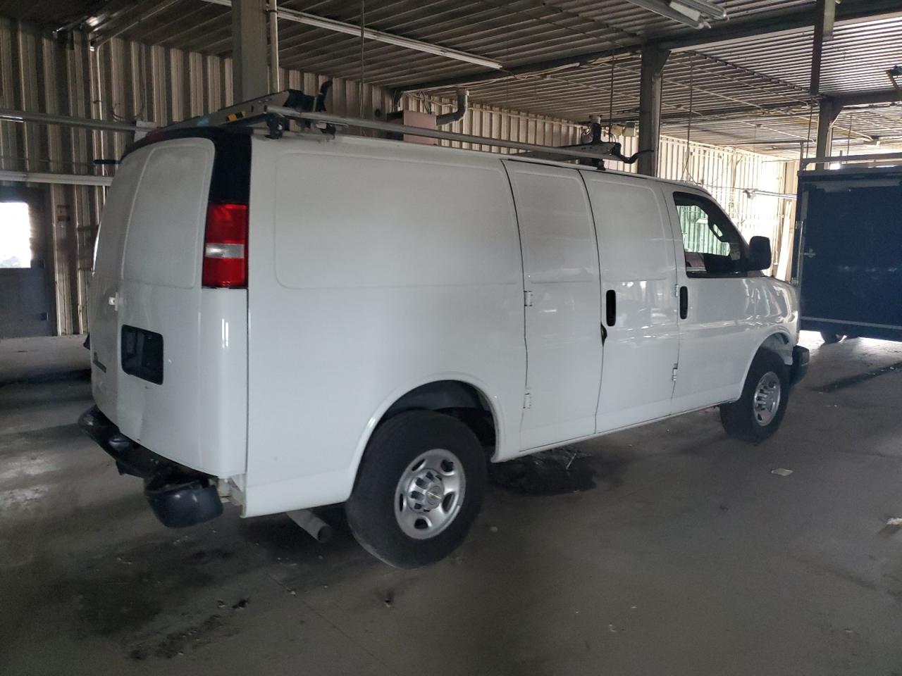 Chevrolet Express Image 2