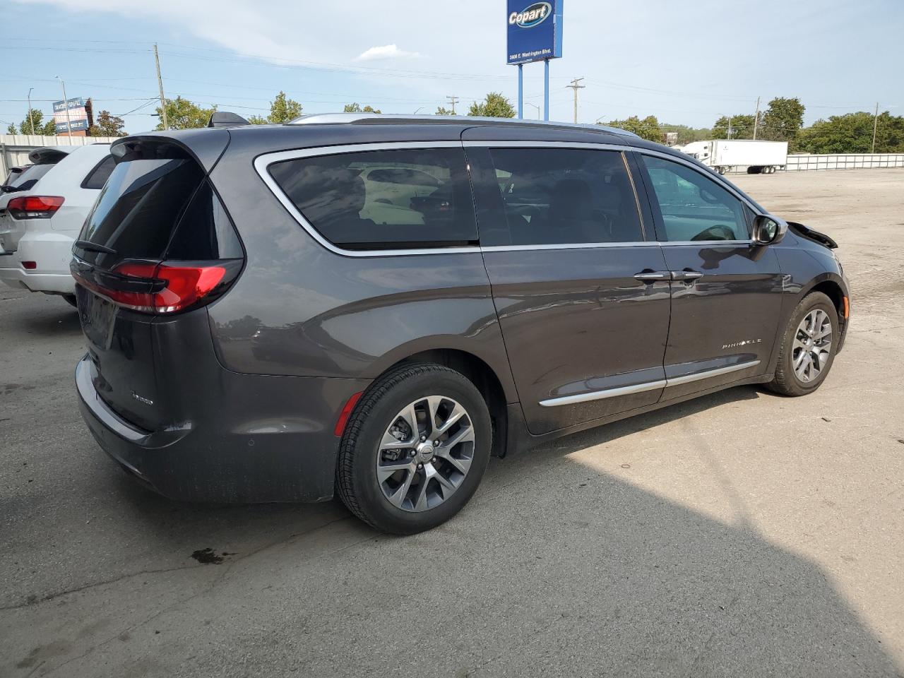 Chrysler Pacifica Hybrid Pinnacle Image 3