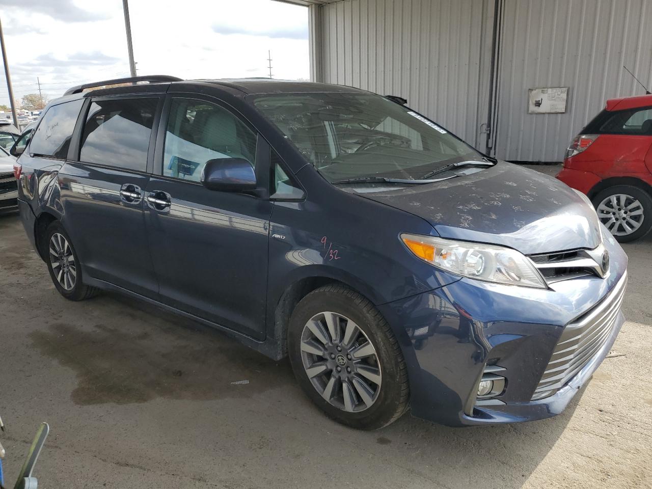 Toyota Sienna Xle Image 2